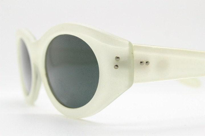 Marconi Vintage 90s oval cat eye sunglasses model 2090. Transparent chunky white acetate frosted cat eye with contrasting dark lenses. NOS