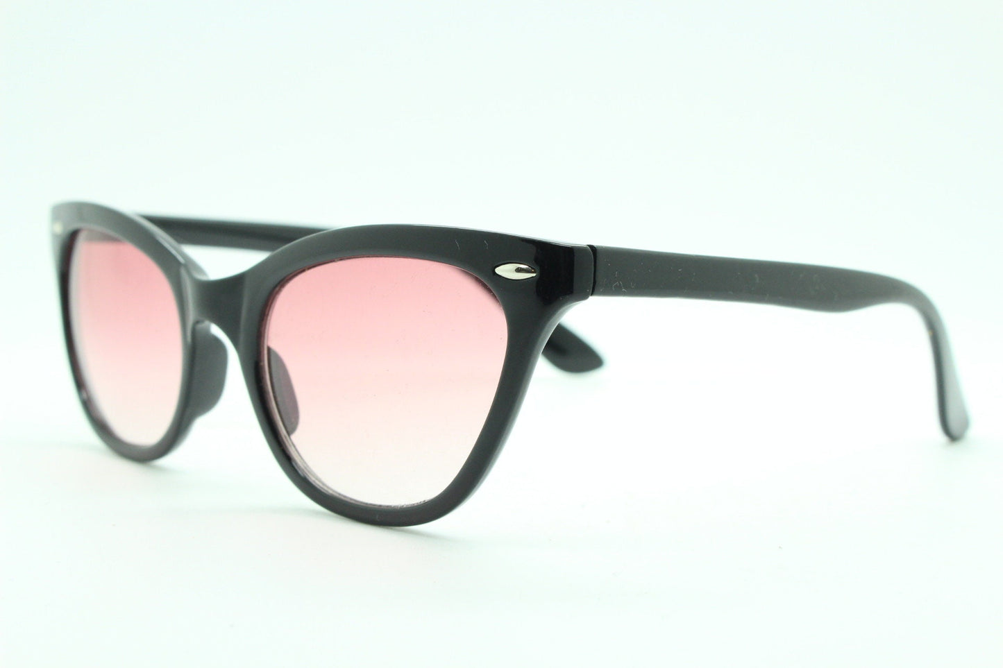 Vintage 90s pointed cat eye sunglasses. Womens black frame cateye with graduated red lenses. 50s style rockabilly, pin up. NOS catseye