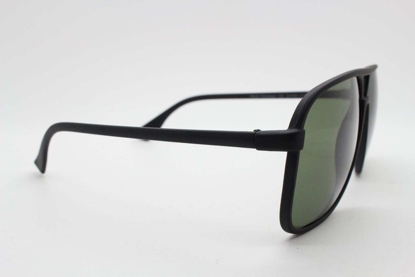 Y2K vintage square aviator sunglasses. Classic 70s style aviators in black rubber frame with green lenses. Teardrop, BNWT unused