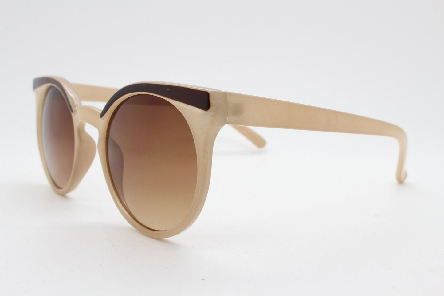 Vintage 80s flat top cat eye sunglasses. Womens beige cateye with dark brown brow and graduating lenses. BNWT catseye