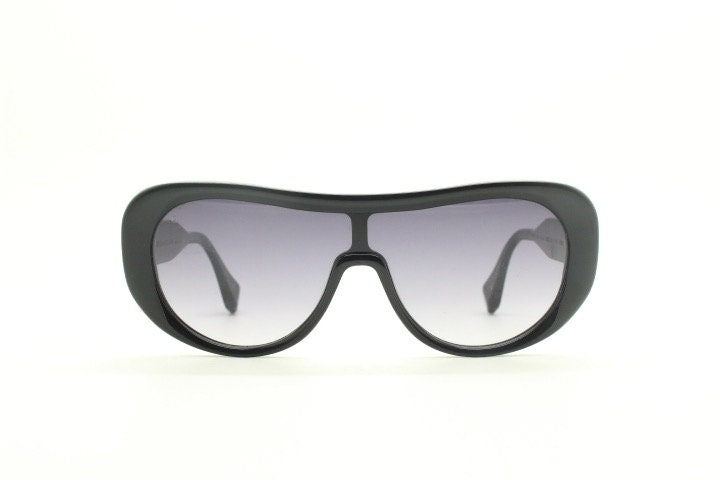 Gigi Barcelona vintage acetate aviator sunglasses model Stef. 70s racing design visor in thickened black frame with smoky mono lens. Mask