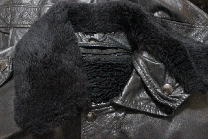 80s vintage genuine leather A2 flying jacket. Classic mens dark brown fur collar version with flap and side access pockets