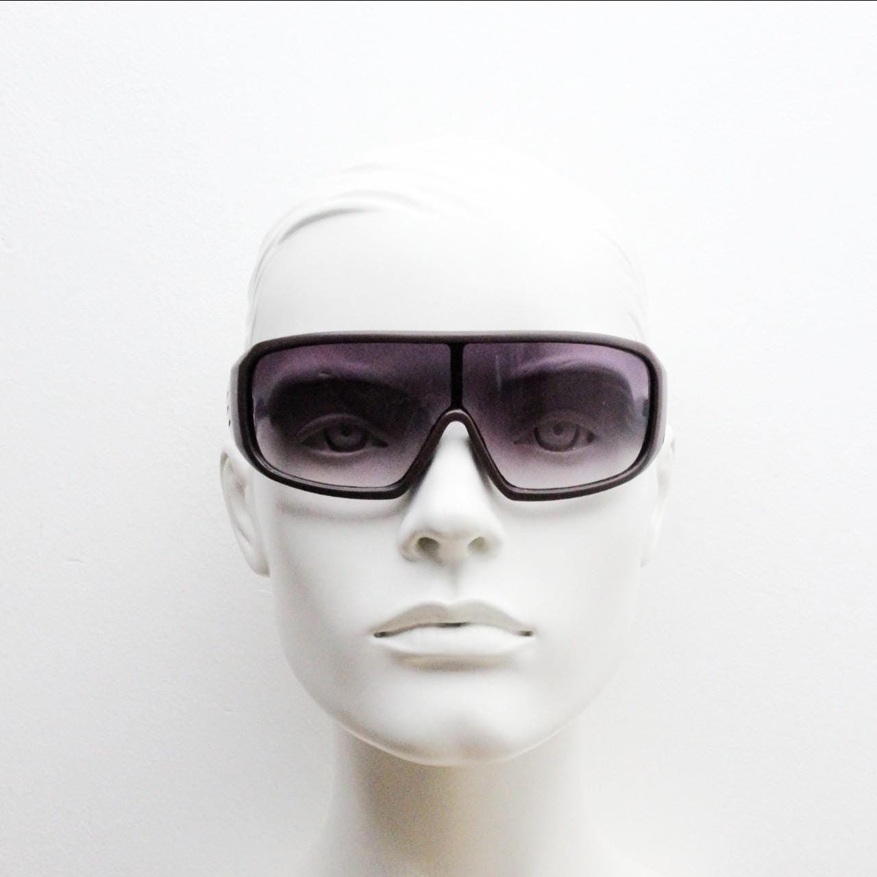 Y2K vintage big square aviator sunglasses. Aerodynamic matt brown frame in car racing monolens design. Curved wrap around shield. 2000s NOS