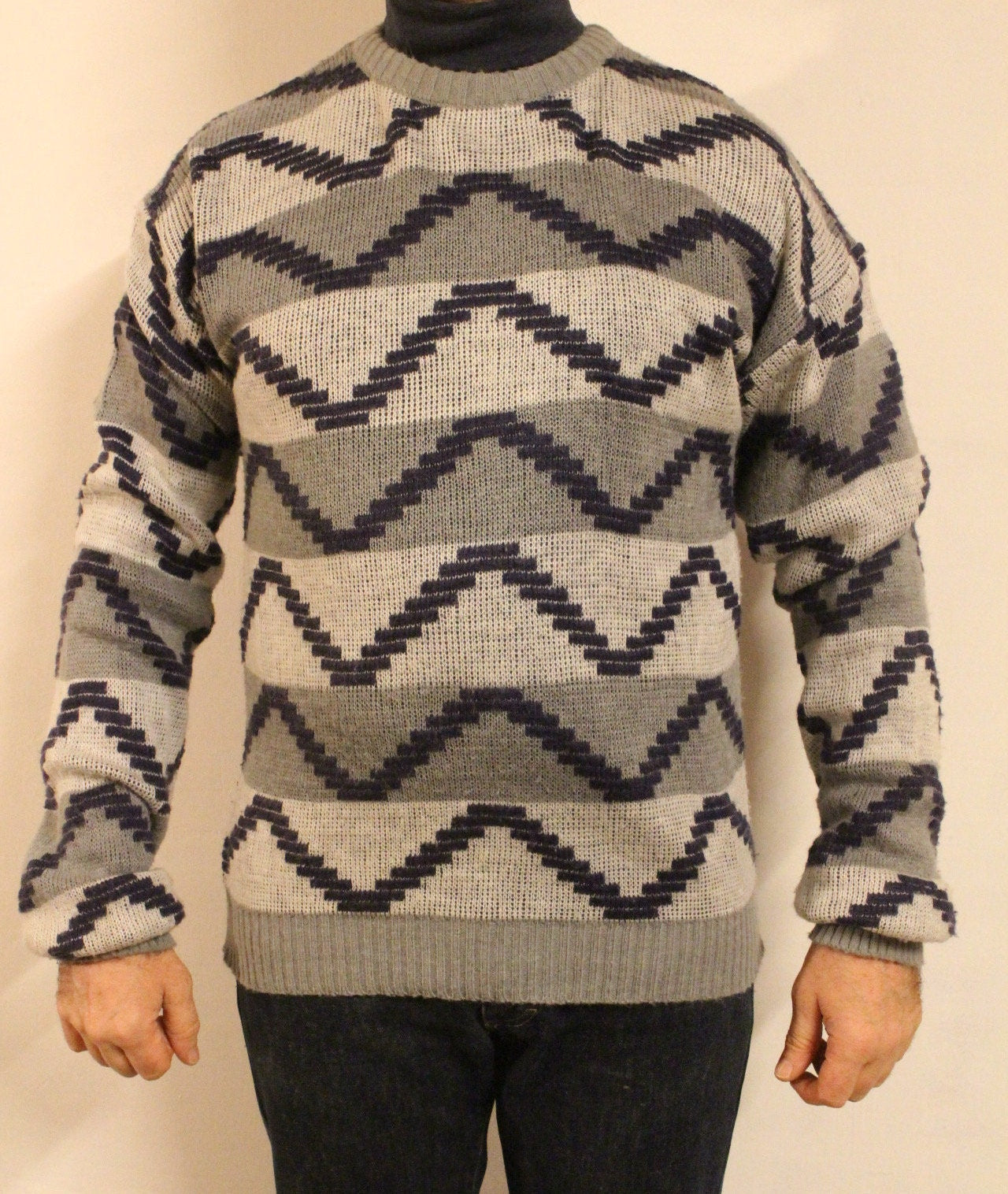 90s vintage abstract zig zag pattern jumper. Mens round neck sweater in grey, white and blue. Size L pullover