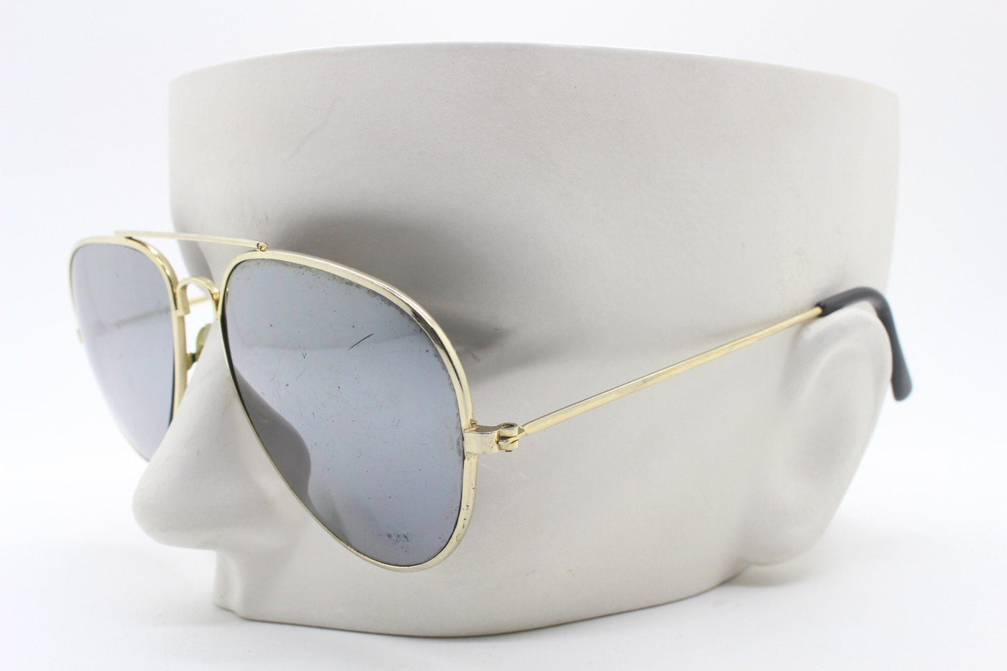 80s vintage aviator sunglasses. Optimal shape classic pilot aviators in a gold metal frame with silver mirror lenses. Teardrop, NOS