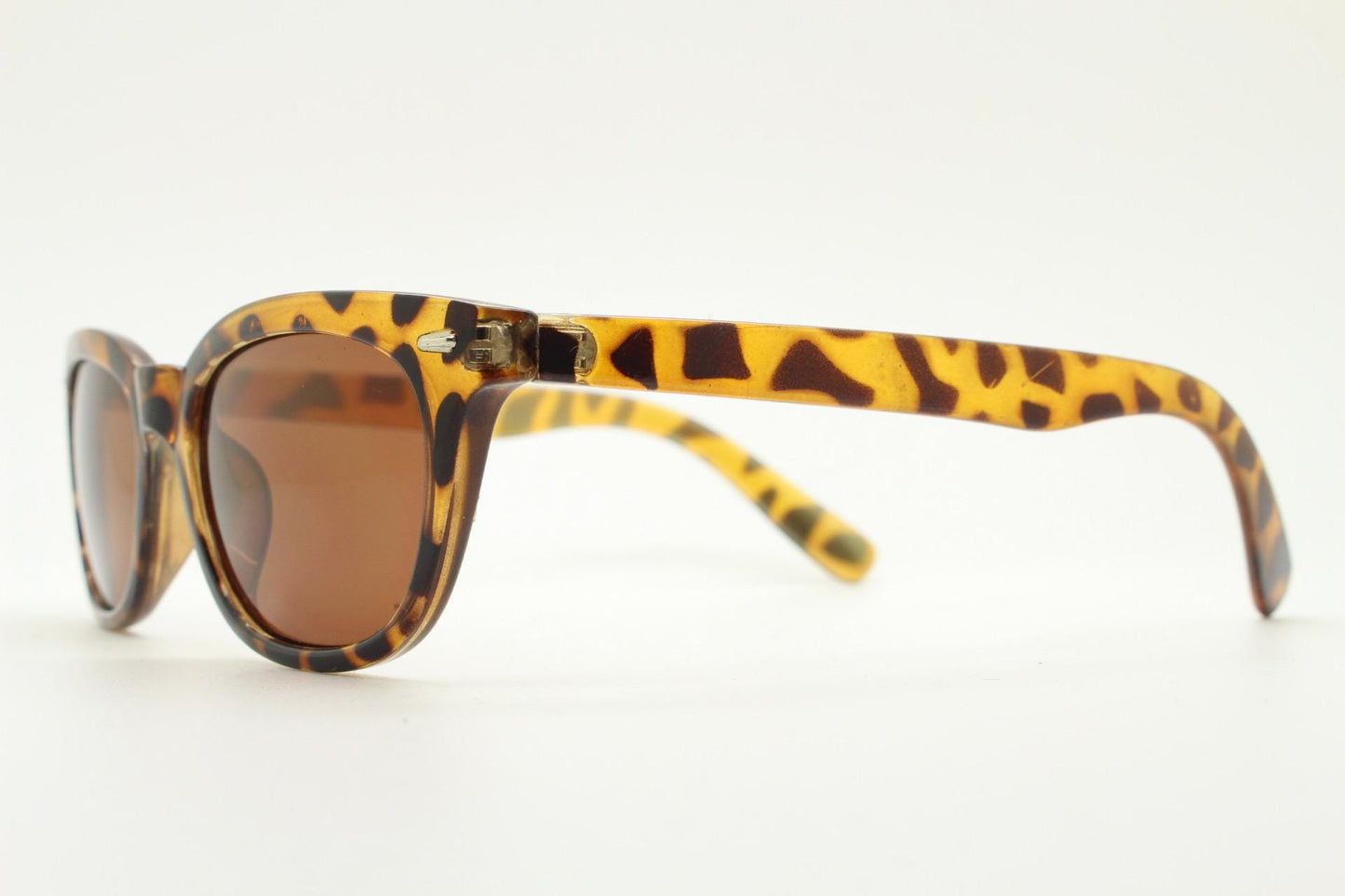 Vintage 90s modified wayfarer design sunglasses. Vibrant honey tortoise low profile frame with Havana brown lenses. Unused NOS