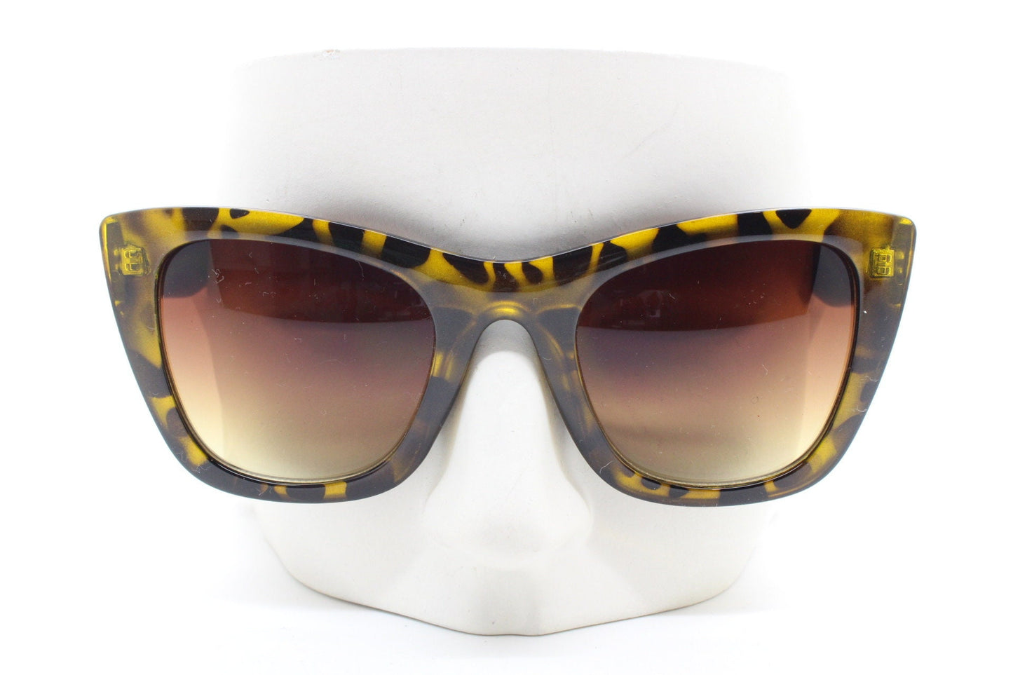 Vintage Y2K pointed cat eye sunglasses. Womens sharp angled cat eye with radiant tortoise frame. 50s rockabilly, pin up. 2000s NOS cateyes
