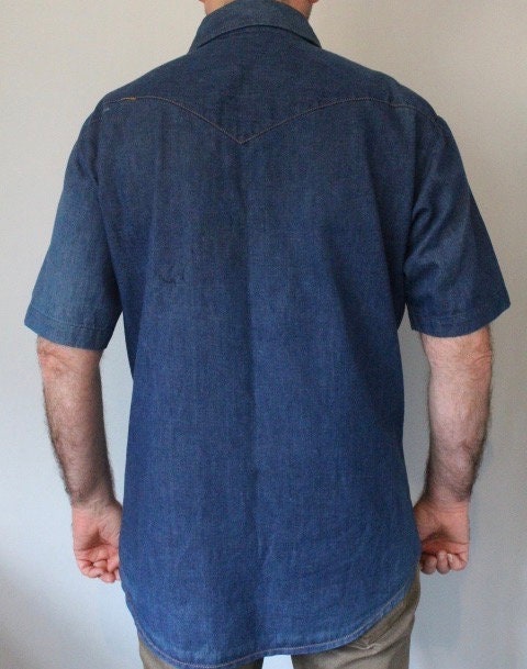 LEE 70s vintage short sleeve mens shirt. Blue denim western design with yolked pockets and back, epaulettes and brass popper buttons. NOS