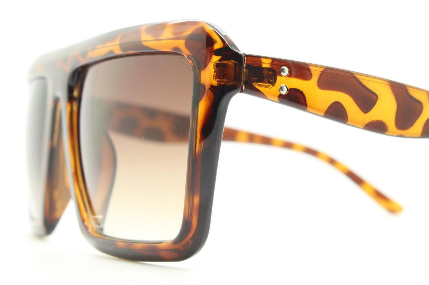 Y2K vintage square flat top sunglasses. 2000's transparent solid tortoise frame with graduating brown lenses. 00's NOS aviators