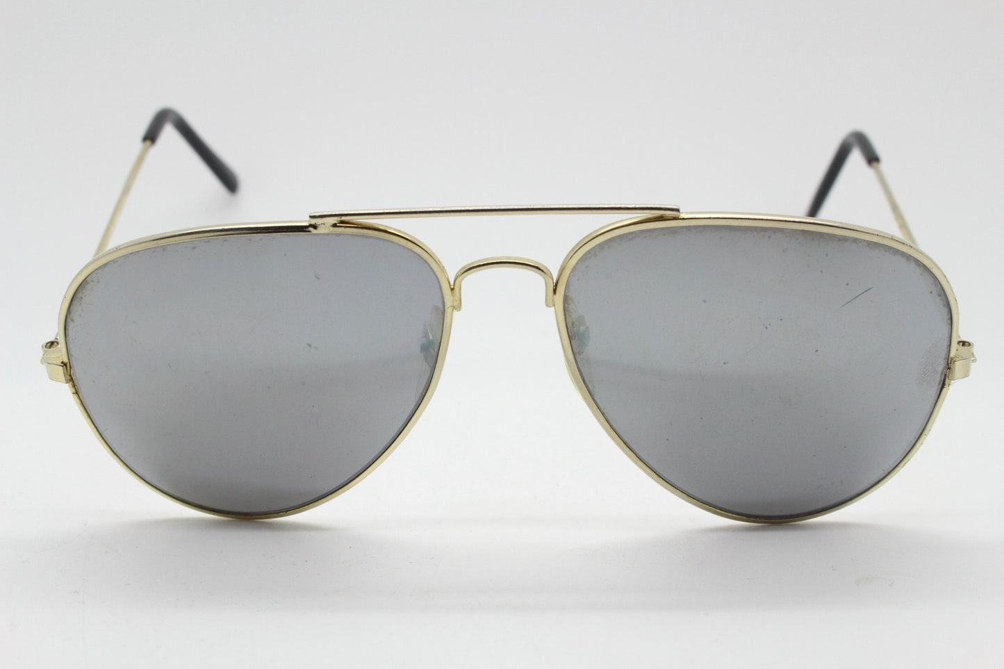 80s vintage aviator sunglasses. Optimal shape classic pilot aviators in a gold metal frame with silver mirror lenses. Teardrop, NOS