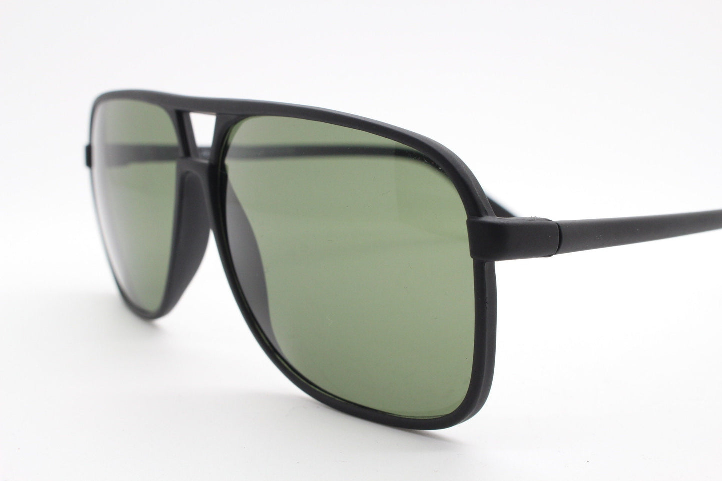 Y2K vintage square aviator sunglasses. Classic 70s style aviators in black rubber frame with green lenses. Teardrop, BNWT unused