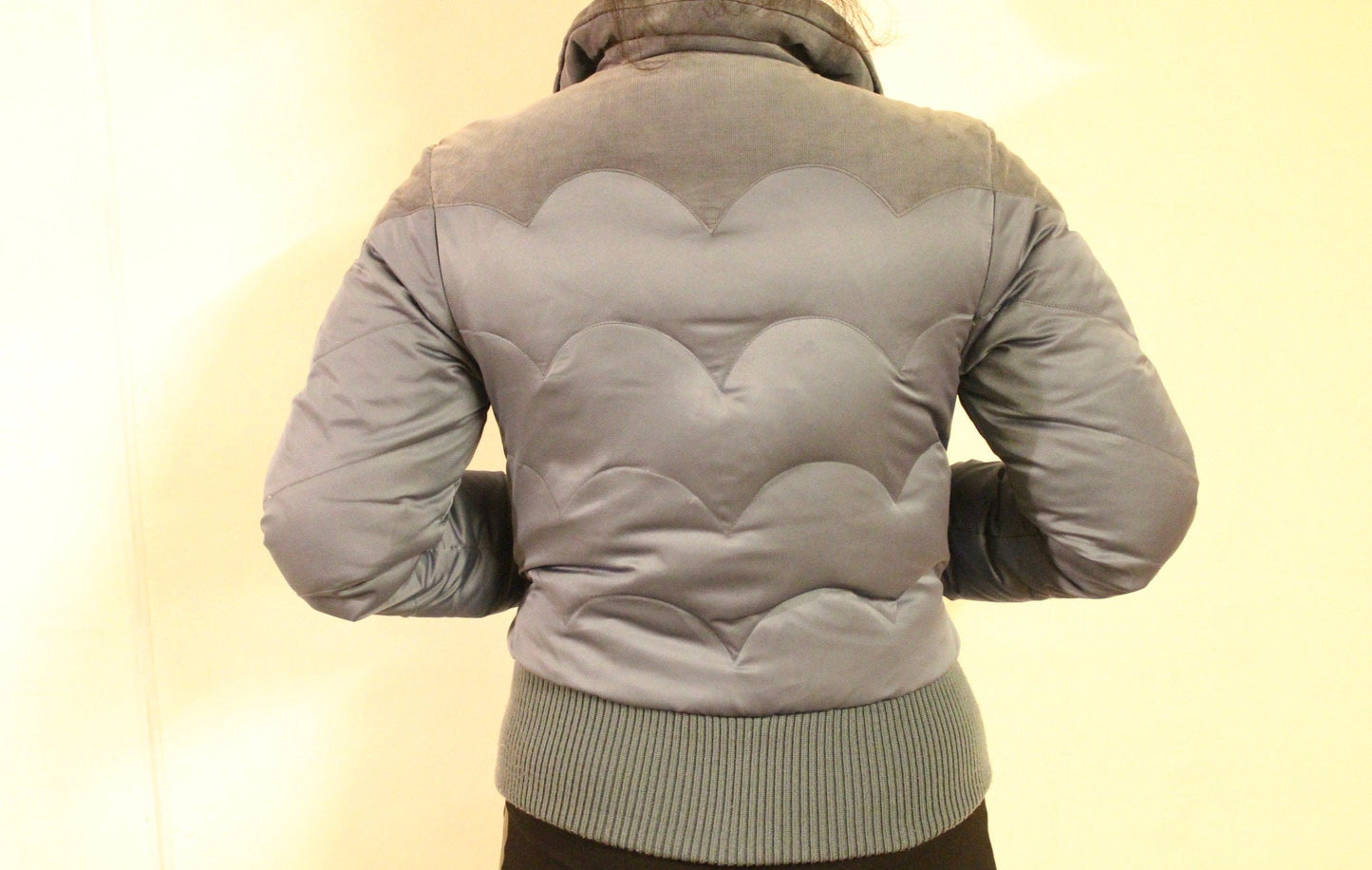 Levis fitted feather and down bomber jacket. Women's high collar zipper with ribbed cuffs and waist, corduroy shoulders and yolked quilting