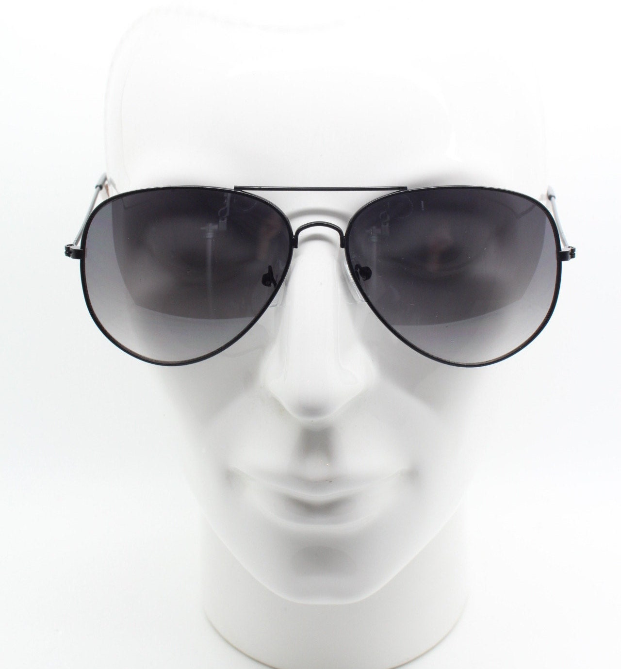 Y2K vintage aviator sunglasses. Optimal shape classic pilot aviators in black metal frame with graduating lenses. Teardrop, NOS