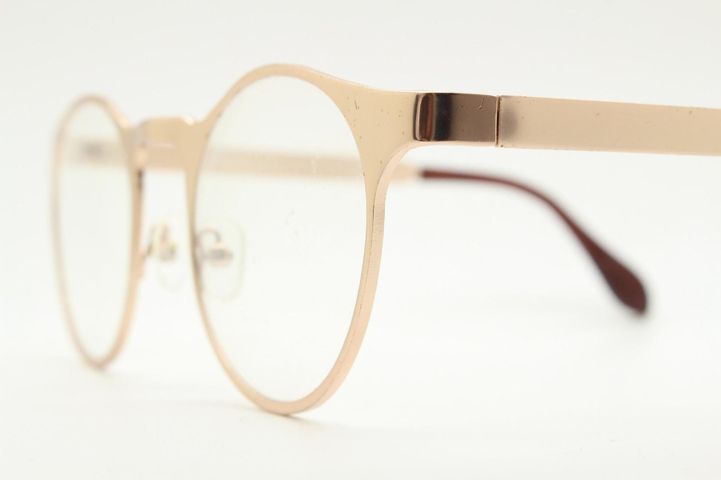 Y2K round metal eye glasses with pointed corners. Solid flat shiny golden frame with clear lenses.
