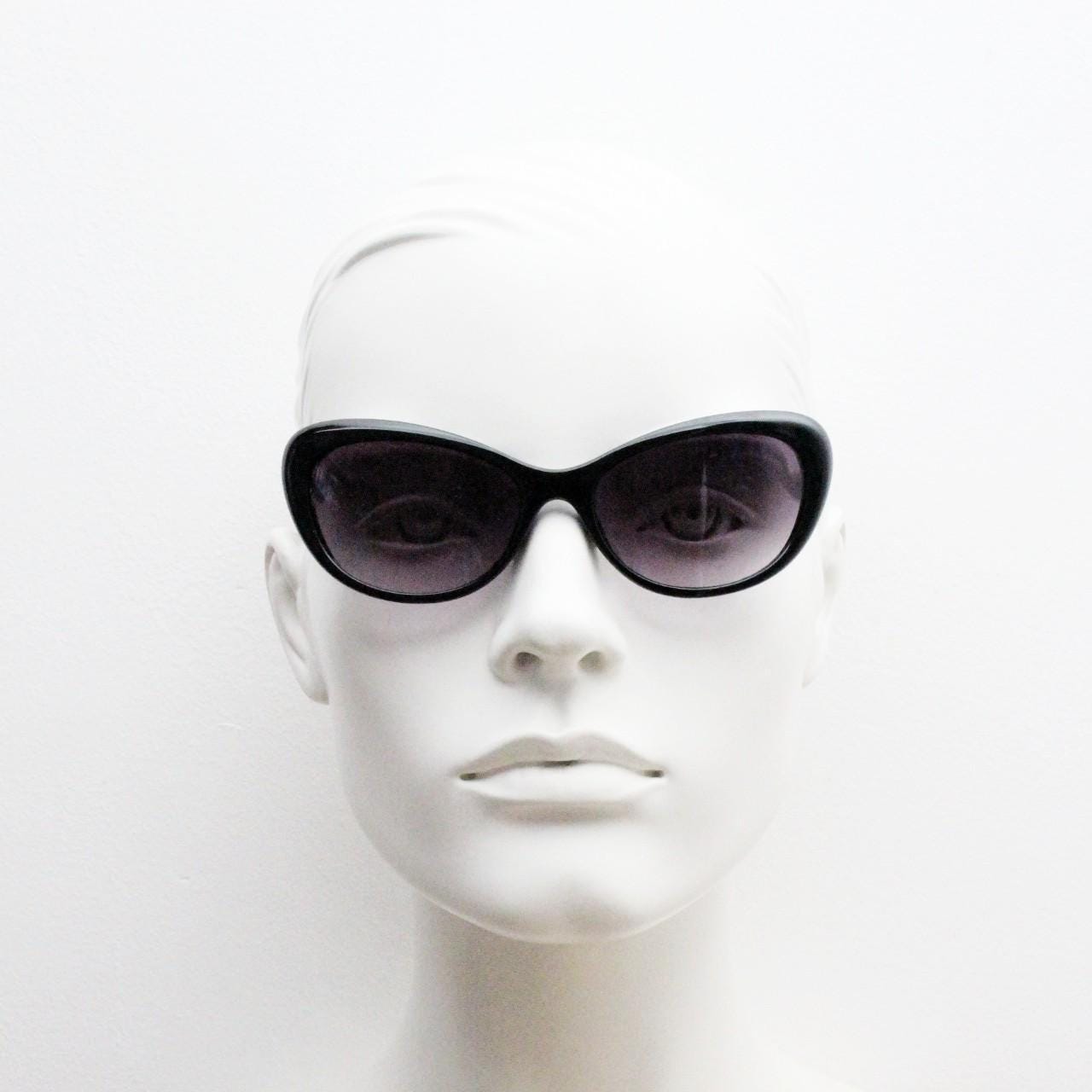 Vintage 80s oval cat eye sunglasses. Womens all black cat eye frame with gradient lenses. 50s style rockabilly. pin up. NOS catseye
