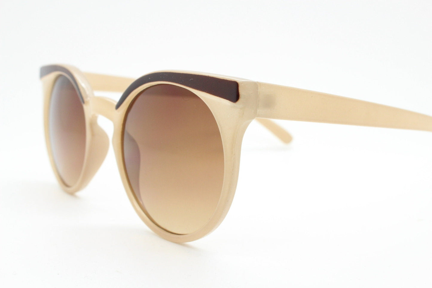 Vintage 80s flat top cat eye sunglasses. Womens beige cateye with dark brown brow and graduating lenses. BNWT catseye