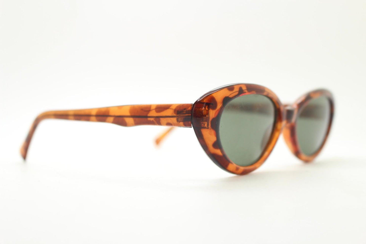 Vintage 90s oval cat eye sunglasses. Vibrant amber tortoise quality acetate frame in neat proportions with green lenses. Womens NOS
