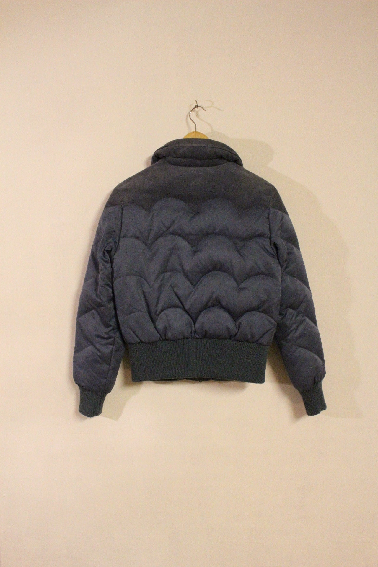 Levis fitted feather and down bomber jacket. Women's high collar zipper with ribbed cuffs and waist, corduroy shoulders and yolked quilting
