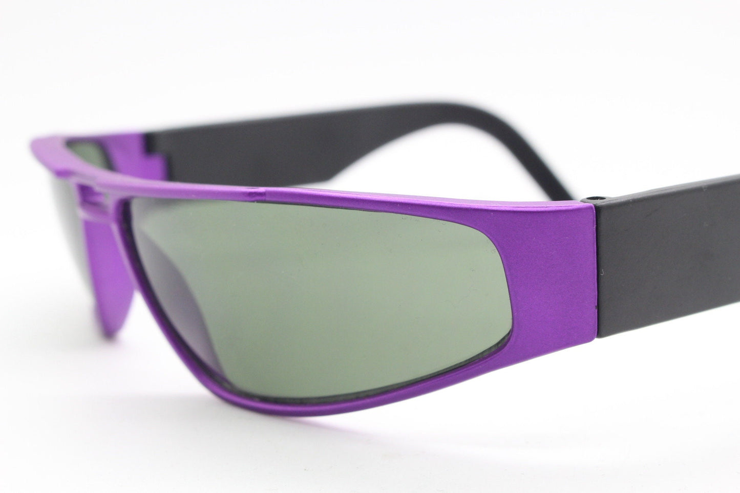 90s vintage sporty sunglasses. Aerodynamic shield style wrap around frame in metallic purple and black matt finish. Unused Y2K NOS. 2000s