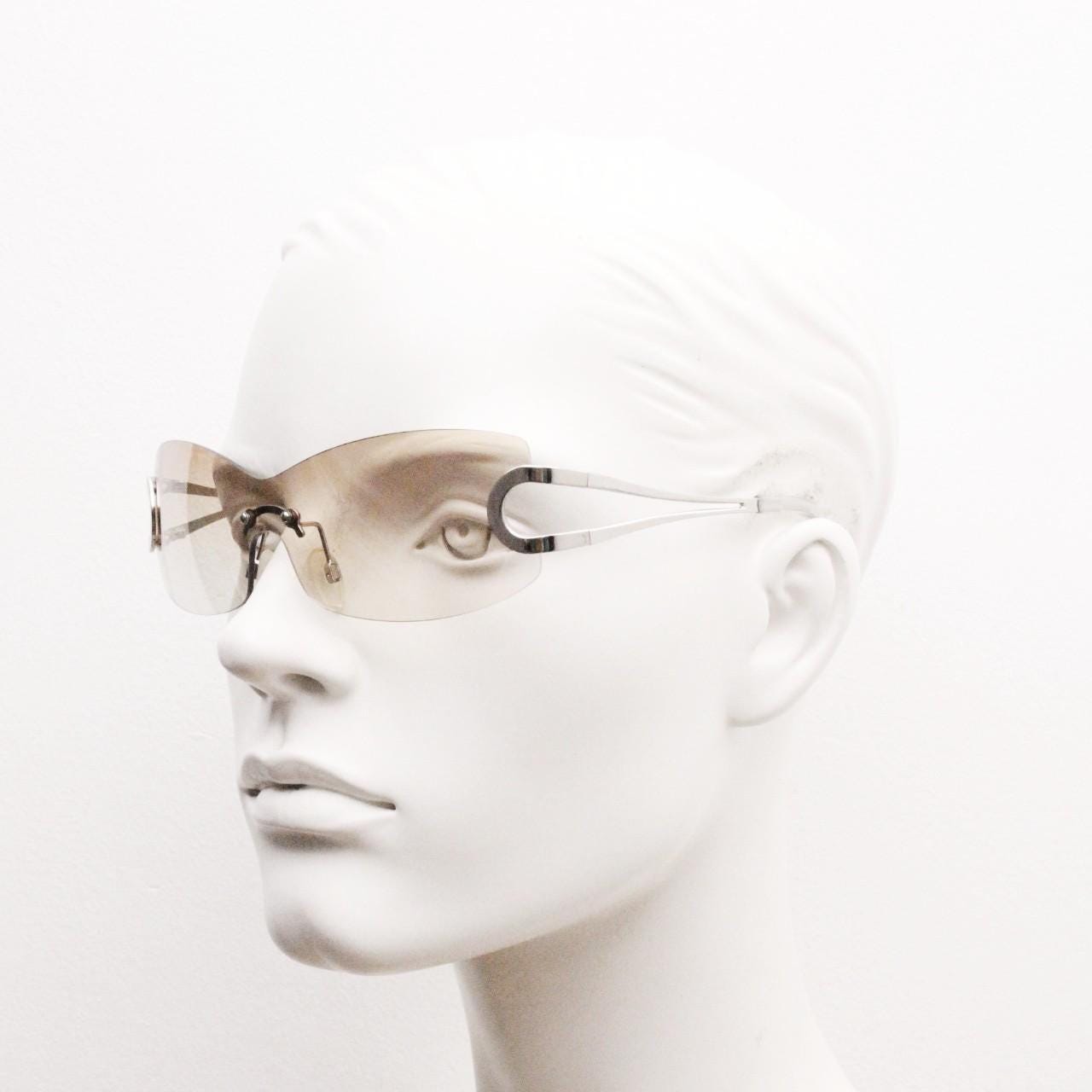 Y2K vintage visor sunglasses. 2000's brown wraparound mono lens shield design with looped chrome temples. 00s uber fashion mini mask NOS