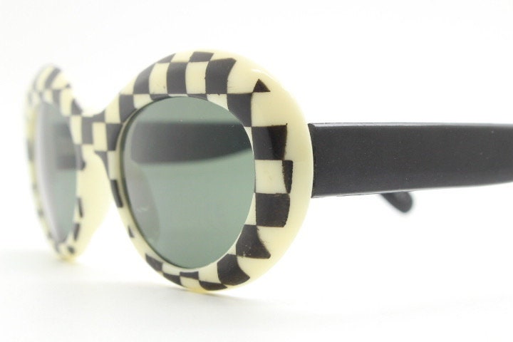 80s vintage round check monochrome sunglasses. 60s op art mod style frame with green lenses. Clout goggles. Oval bug eye NOS. Kurt Cobain