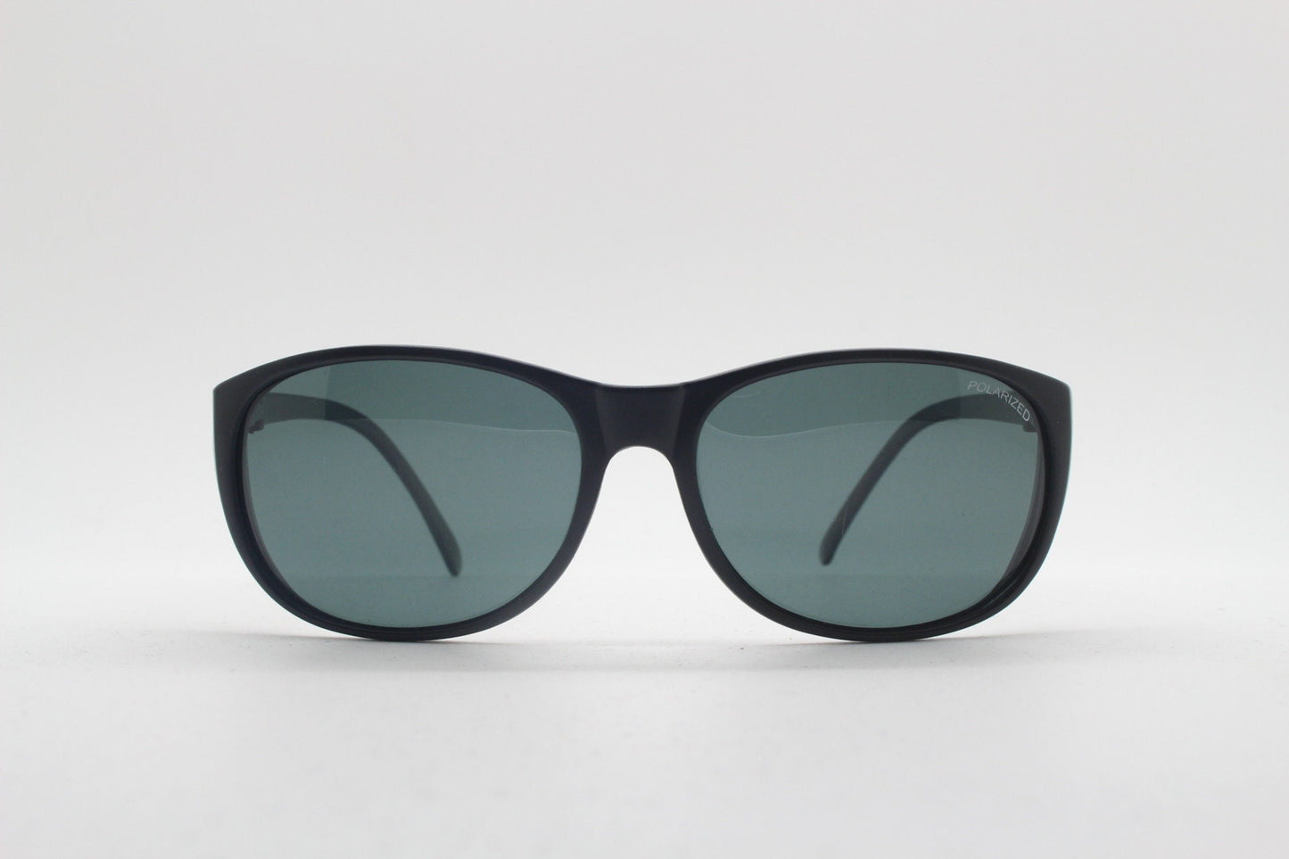 Y2K vintage round side window polarized sunglasses. Black matt frame with curved shield lenses. Small fitovers. 2000s goggle