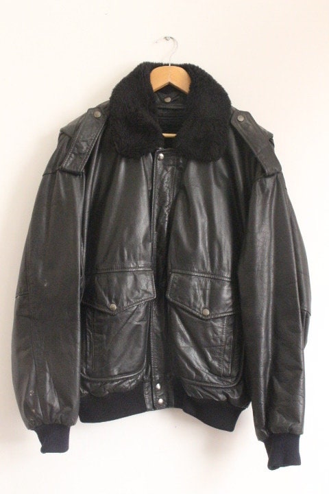 80s vintage genuine leather A2 flying jacket. Classic mens dark brown fur collar version with flap and side access pockets