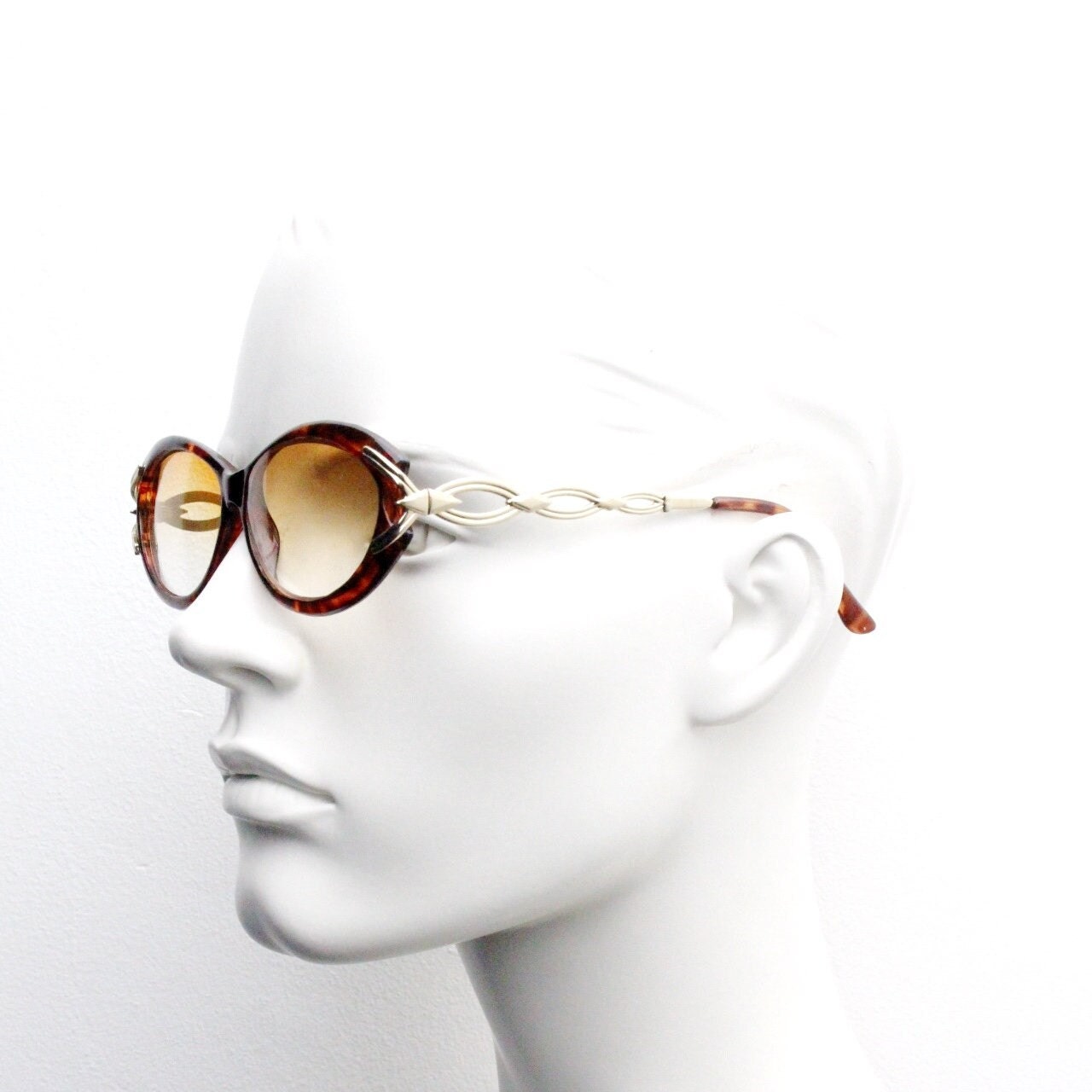 90s vintage oval cateye sunglasses. Womens honey tortoise frame with dynamic metal chain link arms and extra light tone lenses. Unused NOS