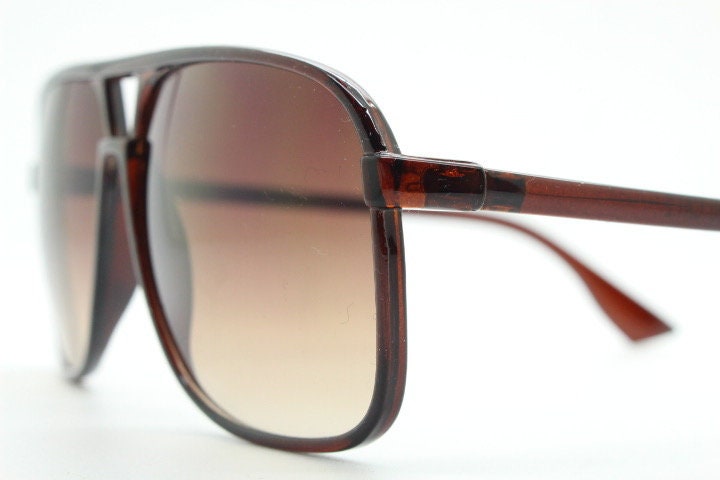 Y2K vintage square aviator sunglasses. Classic 70s design aviators in plain brown gloss frame with graduating lenses. Teardrop, Unused NOS
