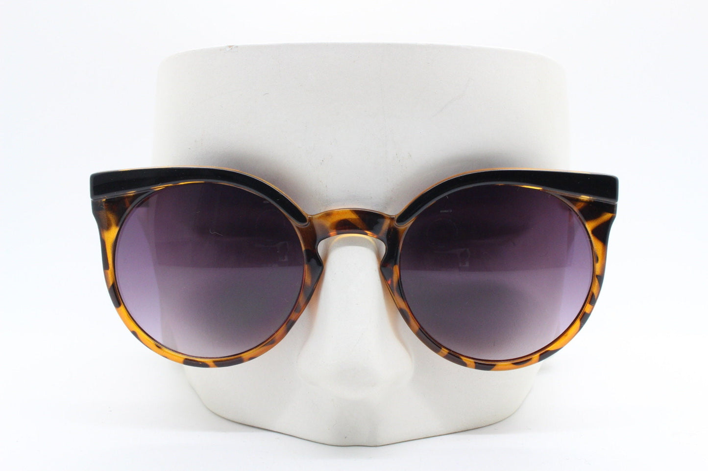 Vintage 80s flat top cat eye sunglasses. Women's sharp angled tortoise cateye with graduating smoky lenses. Rockabilly pin up. BNWT catseye