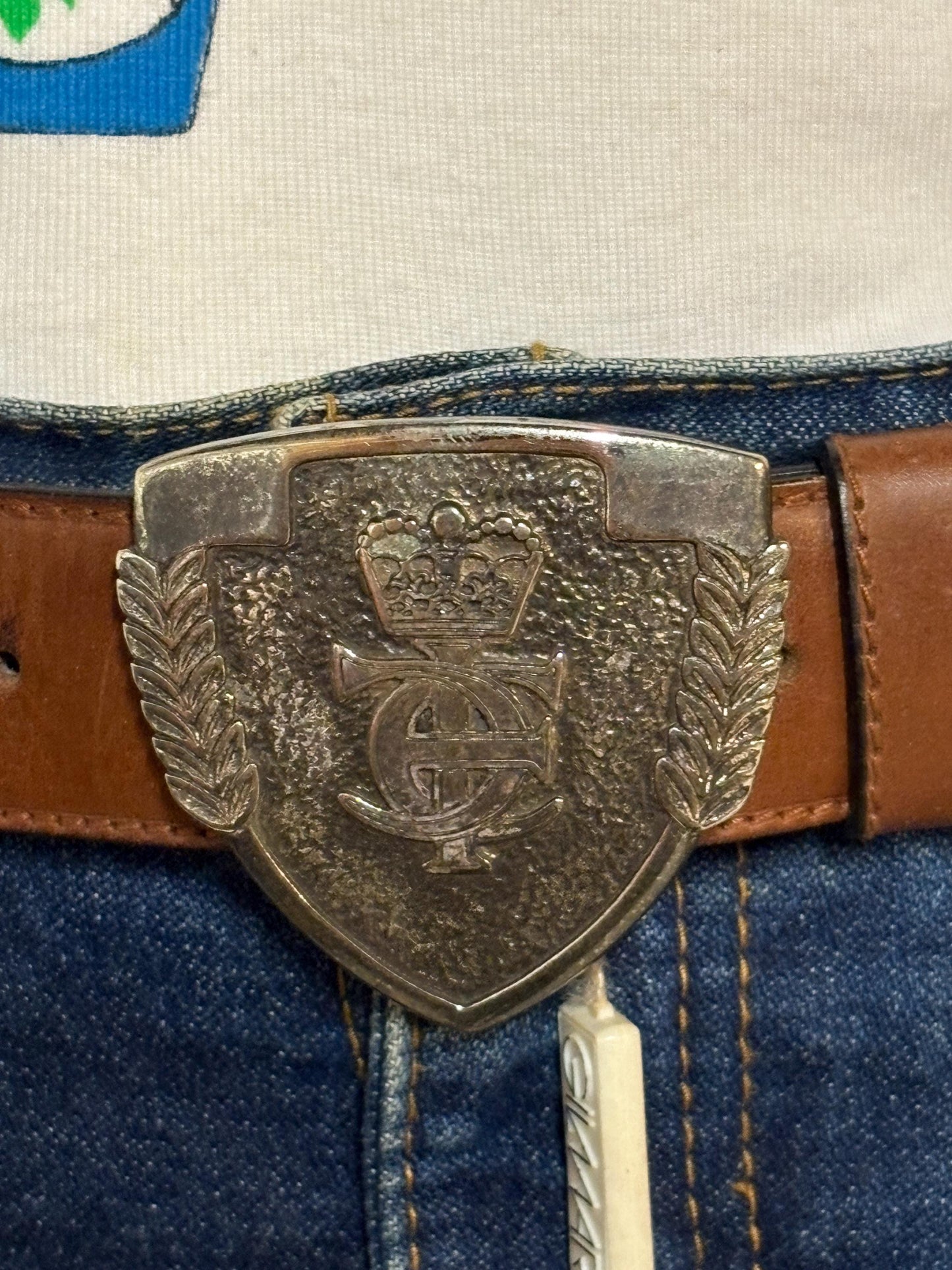Iceberg 90s vintage belt in matt brown genuine leather with heraldic shield style buckle. For dress or jeans. Made in Italy. BNWT. NOS