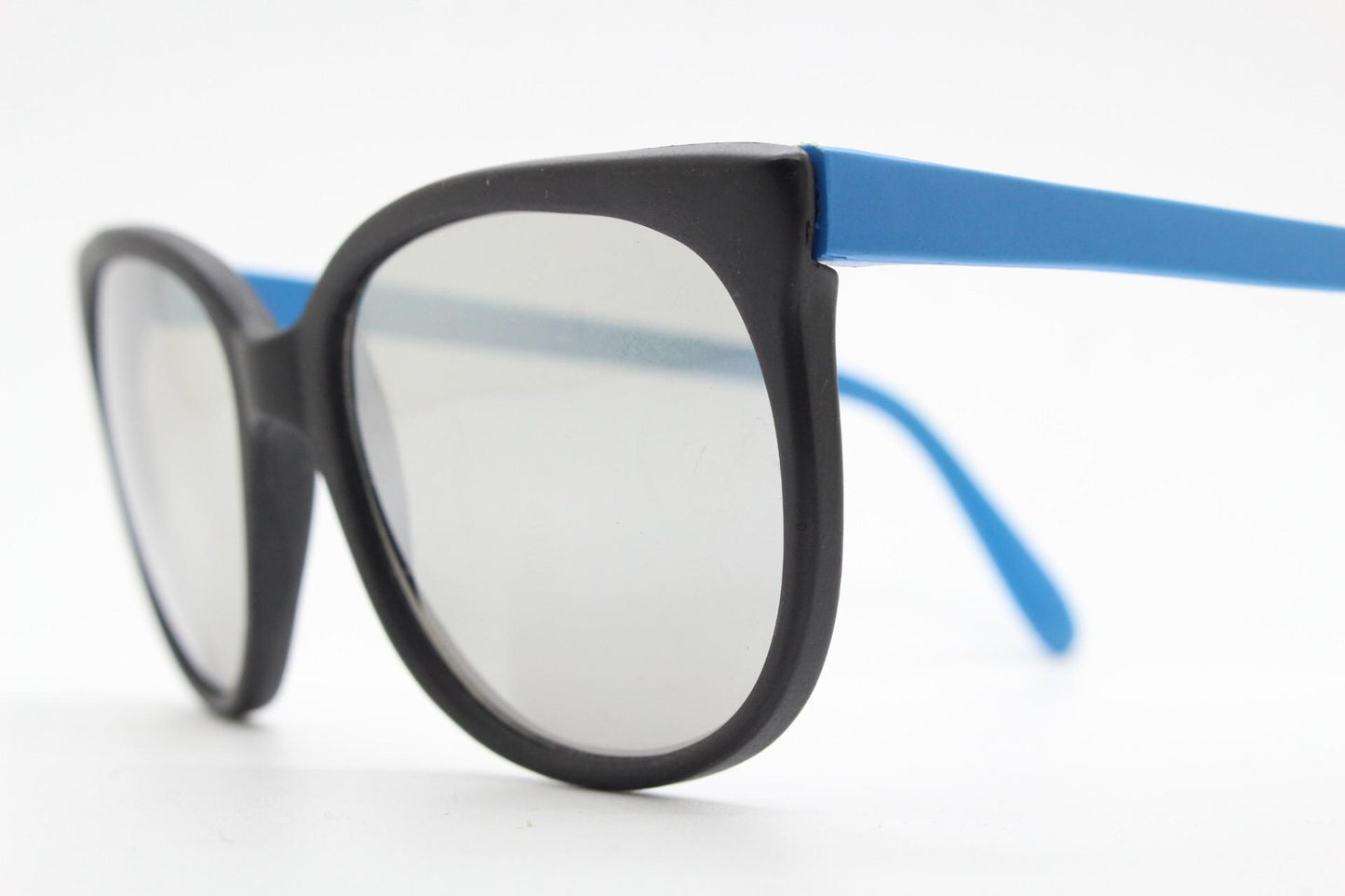 80s vintage 2 tone round cat eye sunglasses. Matt black flexible frame with blue arms and mirror lenses. NOS. Ski. Rave