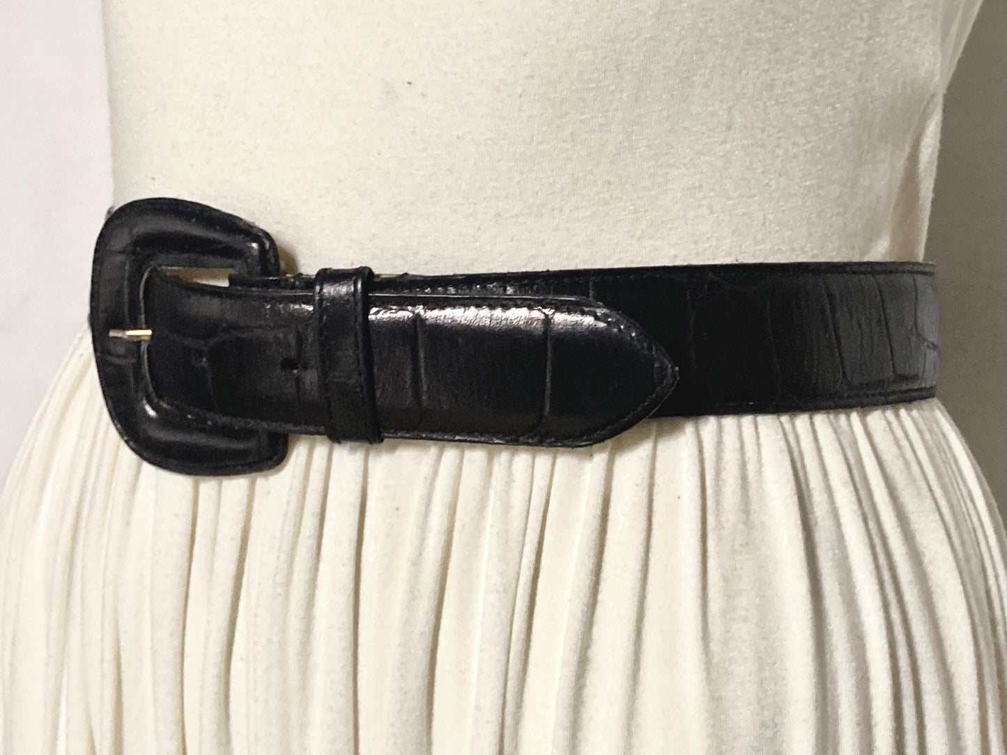 80s vintage womens superior quality belt with covered buckle in black. Embossed all genuine leather made to look like crocodile