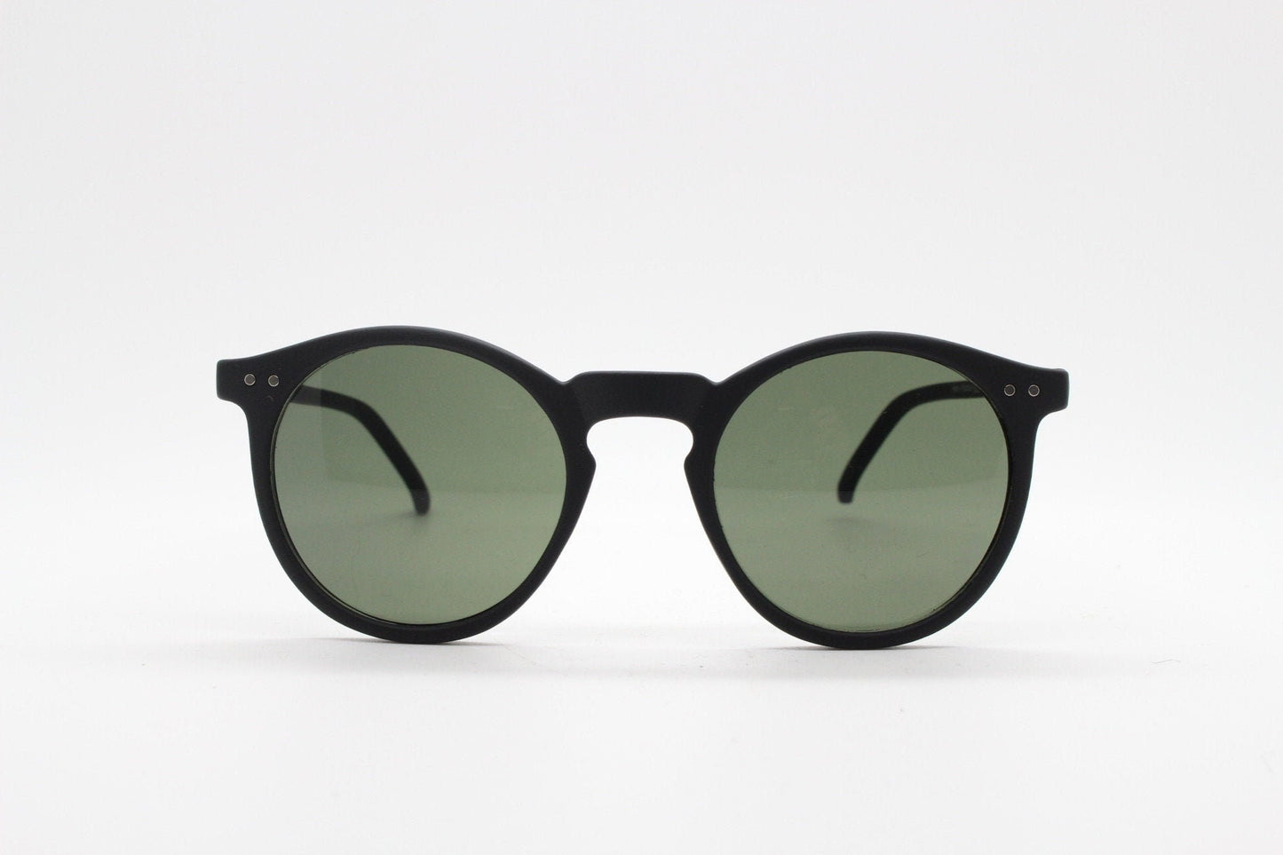 90s vintage round glasses. Classic 30s, 20s style black frame in a rubber finish with green lenses and keyhole bridge. O Malley