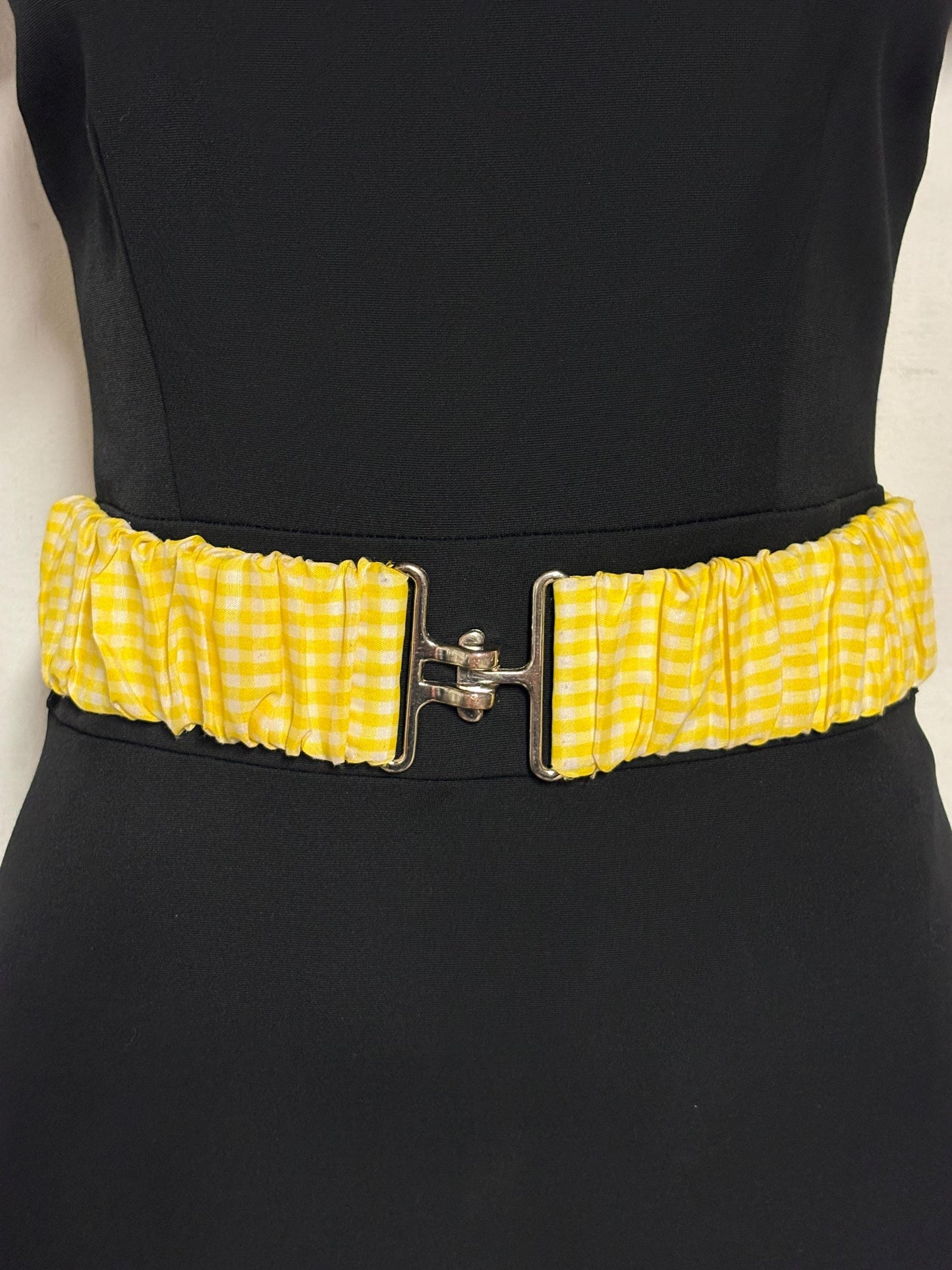 80s vintage womens elastic gingham stretch belt. Flattering cinch effect to wear with a dress. Chrome hook buckle. Country and western