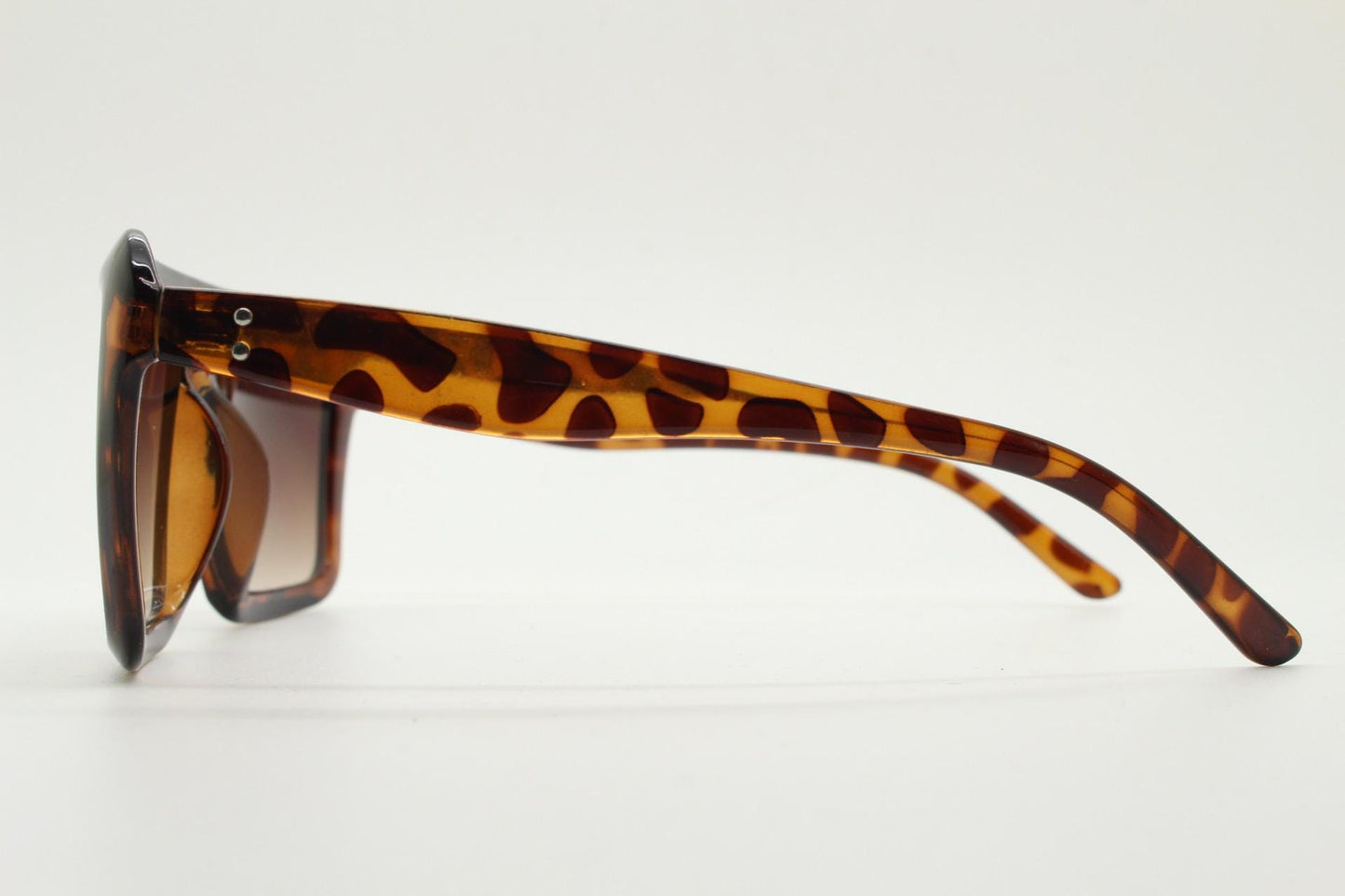 Y2K vintage square flat top sunglasses. 2000's transparent solid tortoise frame with graduating brown lenses. 00's NOS aviators