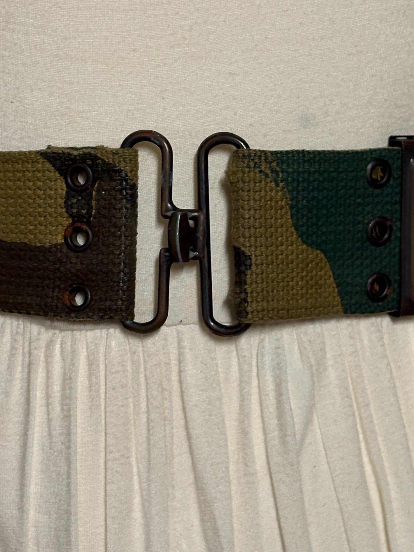 Y2K vintage army woodland cammo webbing belt. Thick woven canvas. Black metal hardware. 2000s NOS. Combat. Military camouflage. Tactical