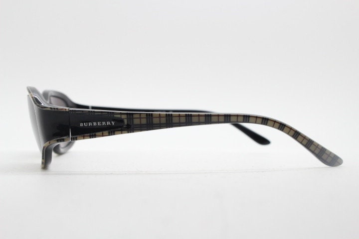 Burberry 90s vintage rectangular sunglasses model 8334/S made by Safilo. Low profile wrap around frame with subtle classic check pattern