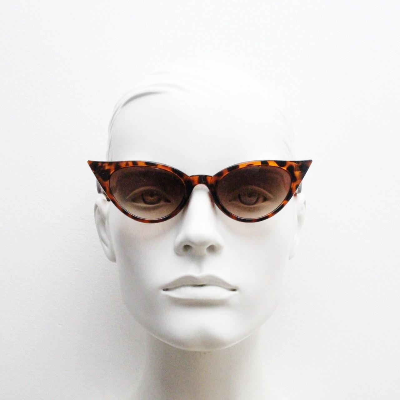 90s vintage pointed cat eye sunglasses. Tortoise slender frame with graduating brown lenses. Womens 50s design rockabilly, pin up