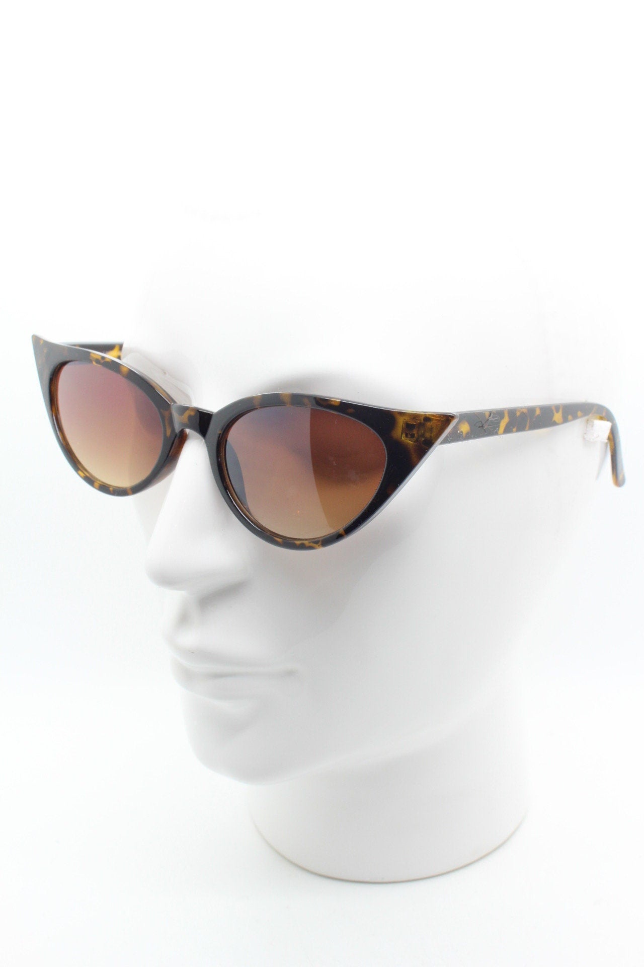 Y2K vintage pointed cat eye sunglasses. Tortoise slender frame with graduated lenses. Womens 50s style rockabilly, pin up shades