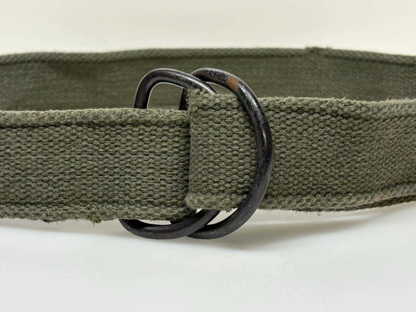 90s vintage genuine army belt. Thick woven canvas in green. Distressed look. Metal looping backwards buckle. Fully adjustable. Webbing