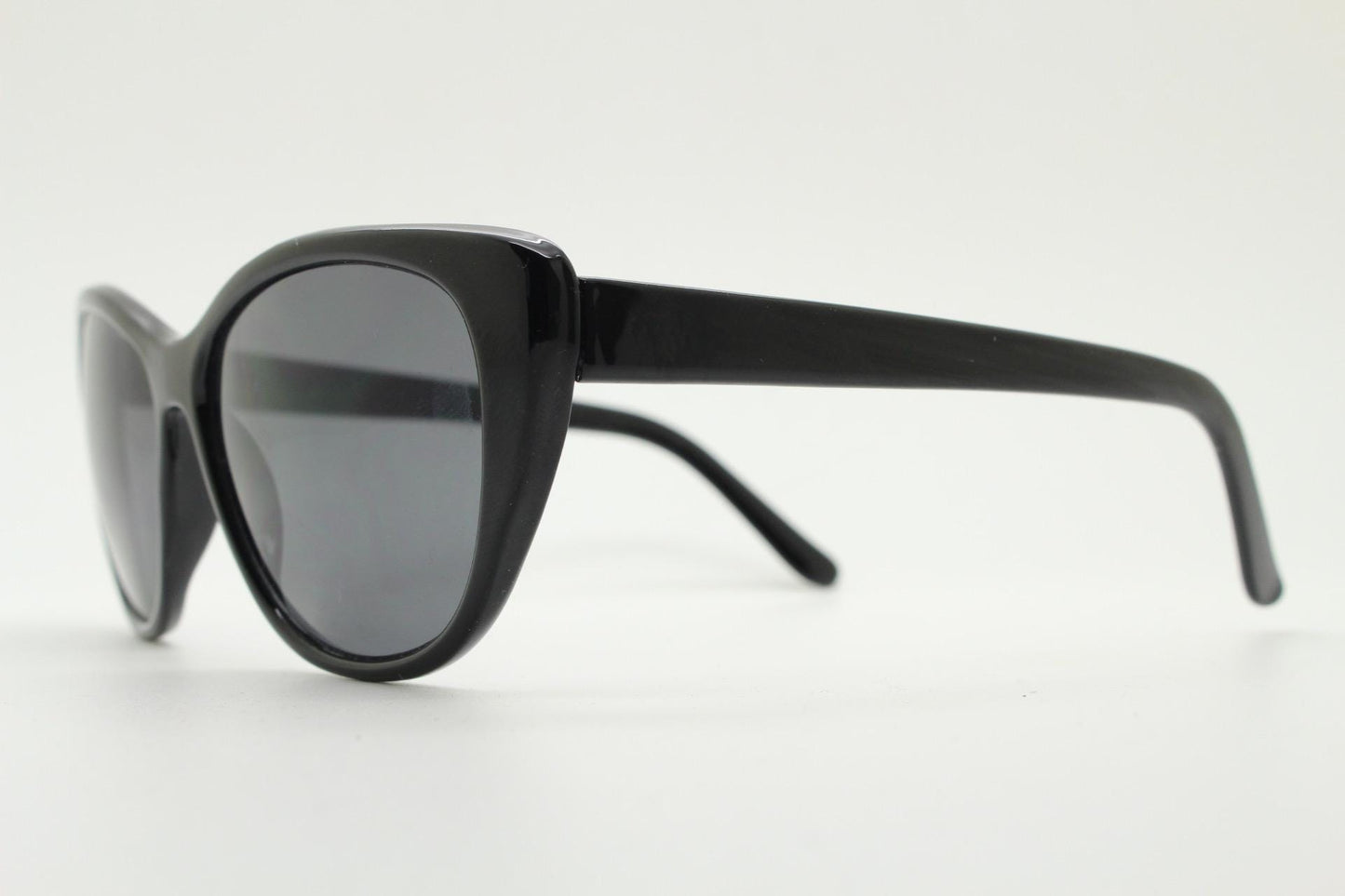 Vintage Y2K oval cat eye sunglasses. Womens plain black cateye in slightly large proportions. Rockabilly pin up. 2000s NOS catseye