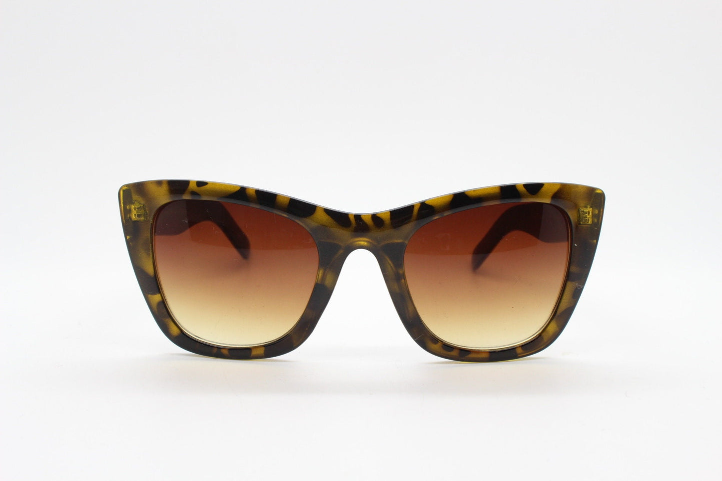 Vintage Y2K pointed cat eye sunglasses. Womens sharp angled cat eye with radiant tortoise frame. 50s rockabilly, pin up. 2000s NOS cateyes