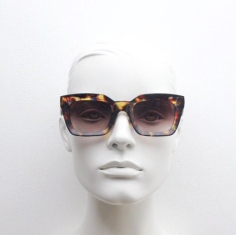 Y2K vintage thick cateye sunglasses. Womens autumnal tortoise coloured big arm cat eye frame with Havana brown gradient lenses. NOS