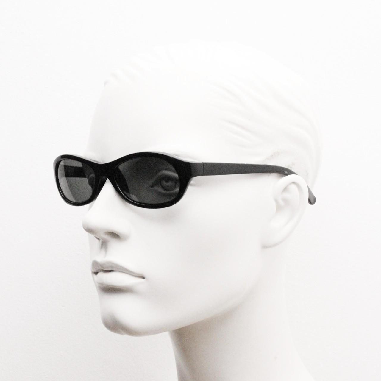 Vintage 90s oval chic cat eye sunglasses made in Italy. Minimalistic plain black acetate frame with green lenses. Womens 60s design. NOS