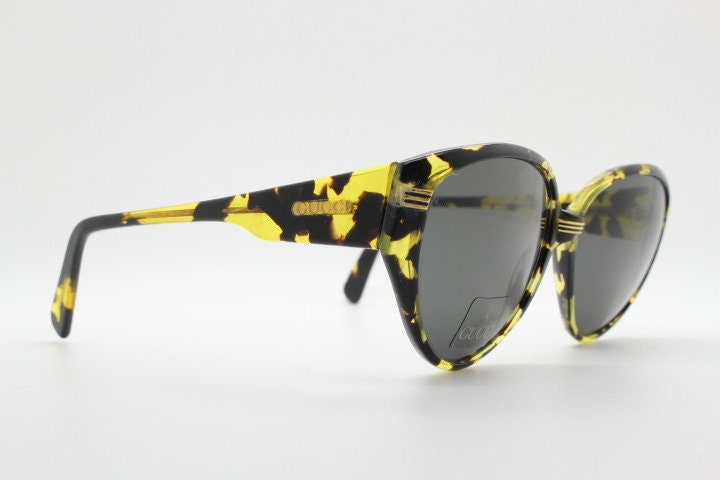 Gucci 90s vintage large oval sunglasses model 2135 made in Italy. Vibrant amber and mottled brown bug eye. NOS