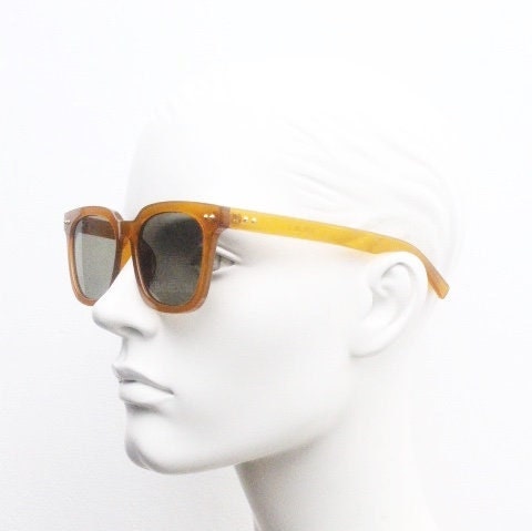 KIMHEKIM oversized wayfarer design sunglasses model J00\2. Transparent amber acetate chunky frame with 2 logo green lenses. BNWOT