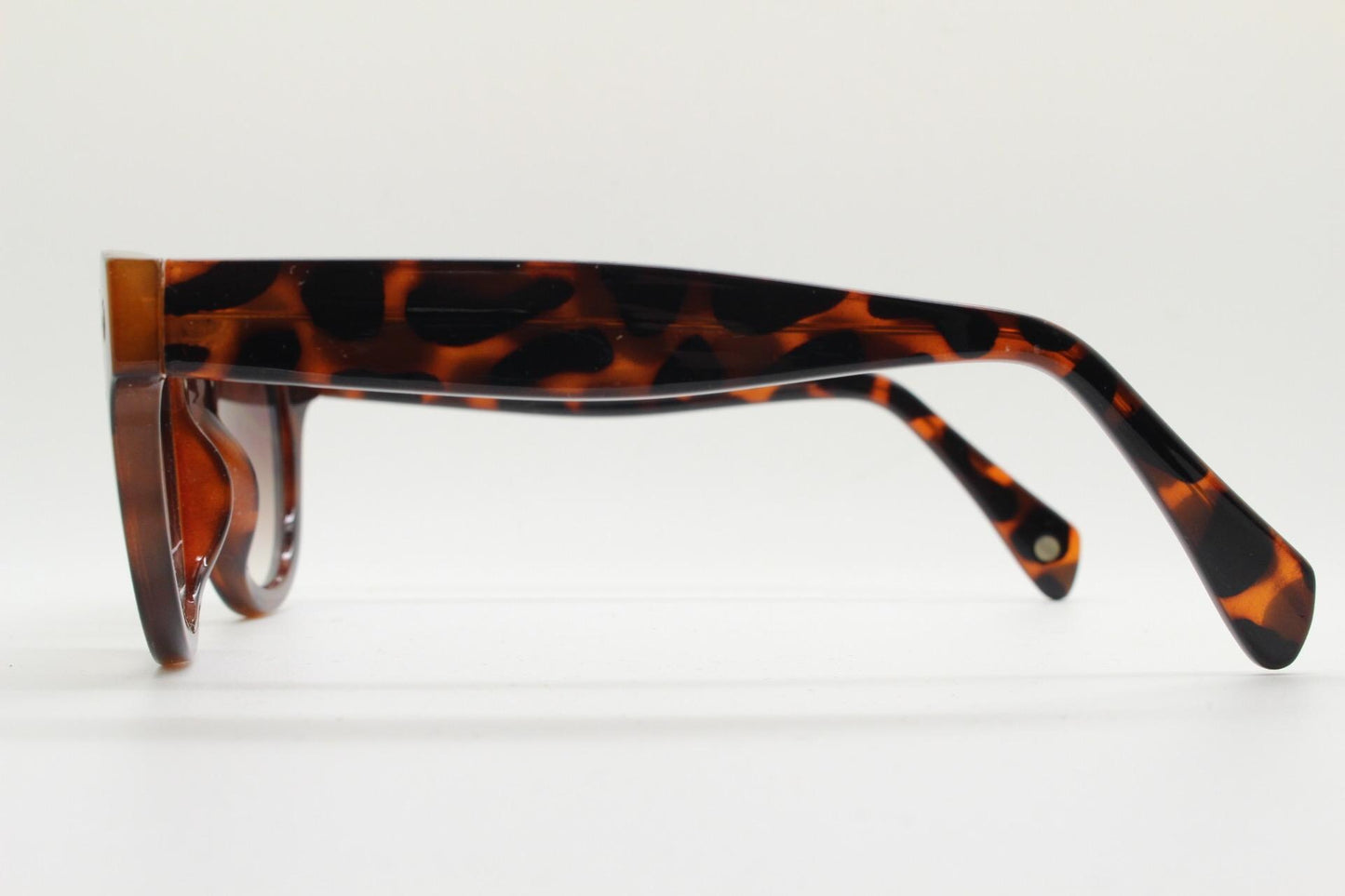 Nine West Y2K round vintage sunglasses. Brown to beige transparent ombre fade acetate frame. Womens 2000s bug eye