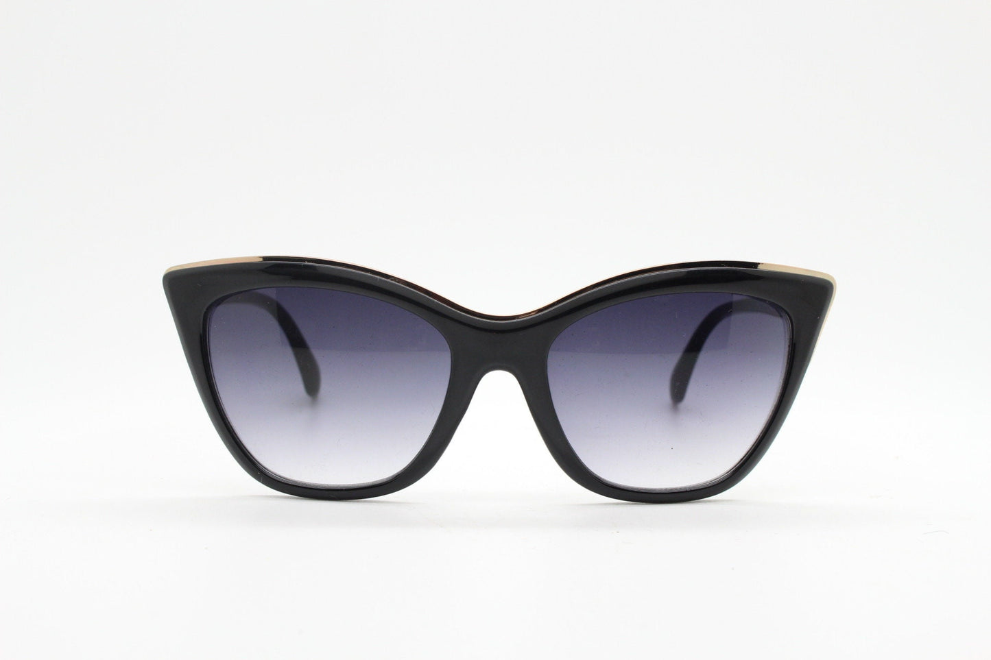 Y2K vintage cat eye sunglasses. Bold black frame with sultry graduated lenses. Womens 50s style rockabilly pin up shades