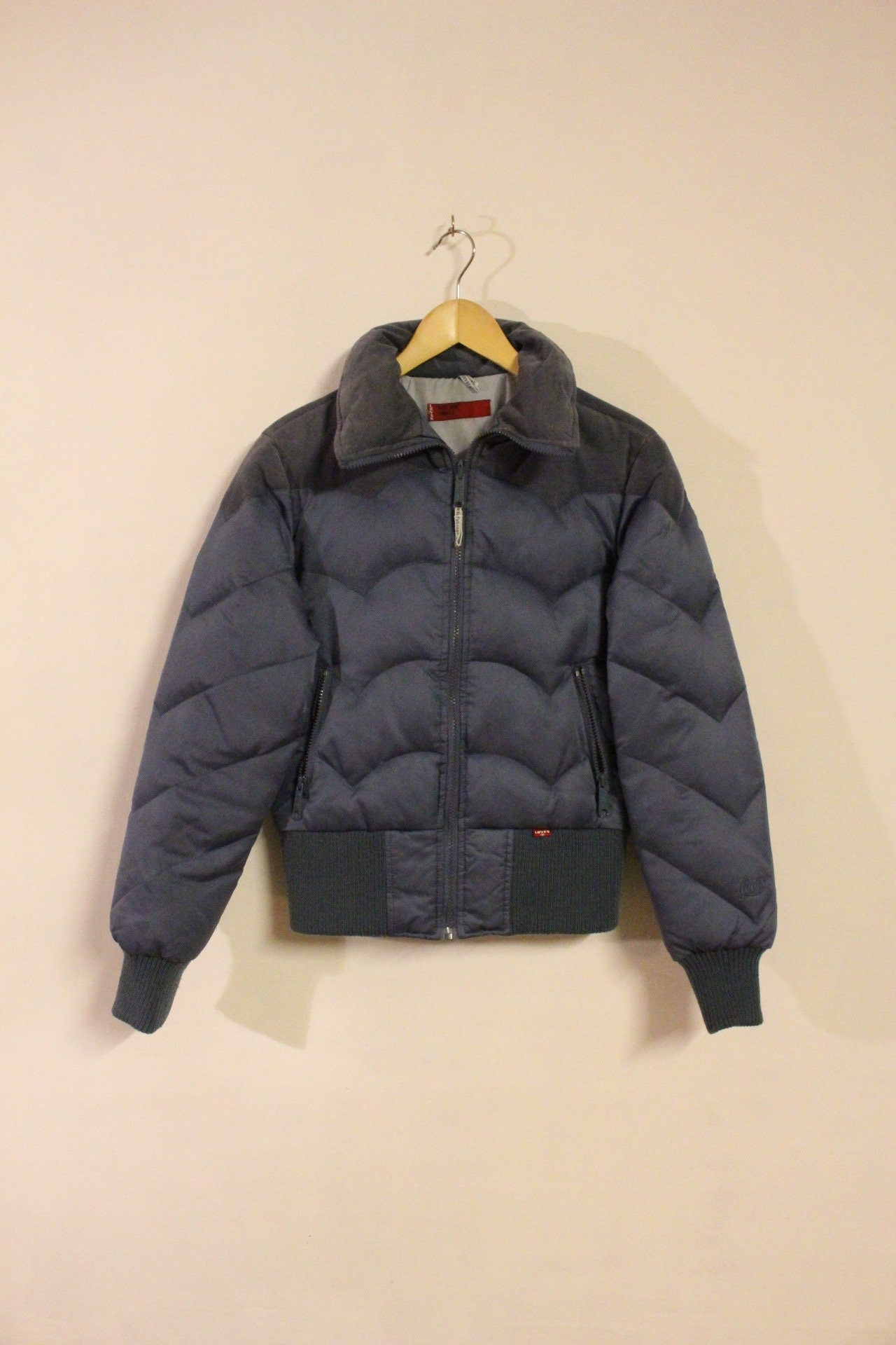 Levis fitted feather and down bomber jacket. Women's high collar zipper with ribbed cuffs and waist, corduroy shoulders and yolked quilting